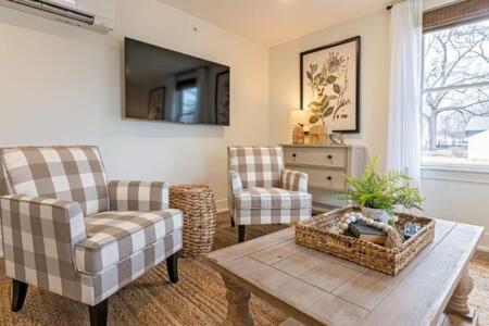 Downtown Luxury Farmhouse Apartment #4 West Dundee Esterno foto