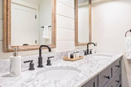 Downtown Luxury Farmhouse Apartment #4 West Dundee Esterno foto